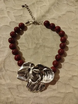 Collar de cuentas marrones con dije plateado