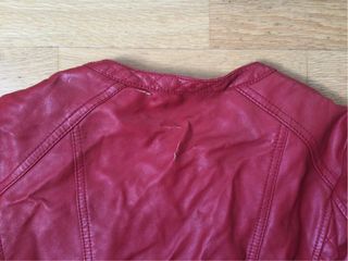 Cazadora efecto cuero roja