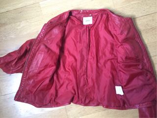 Cazadora efecto cuero roja