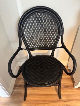 Silla de mimbre negra.