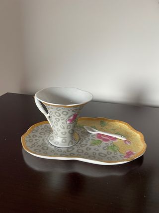 Chávena de chá com pires e colher