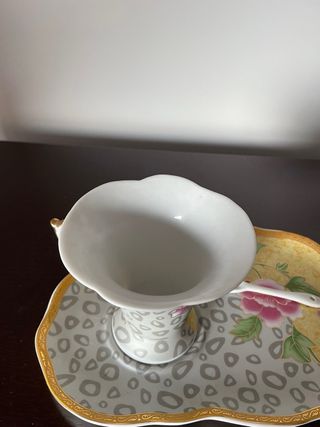 Chávena de chá com pires e colher