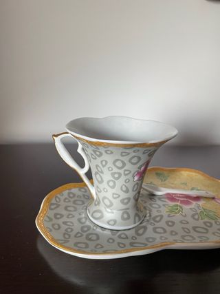 Chávena de chá com pires e colher