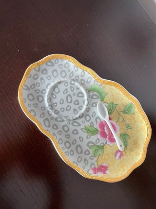 Chávena de chá com pires e colher