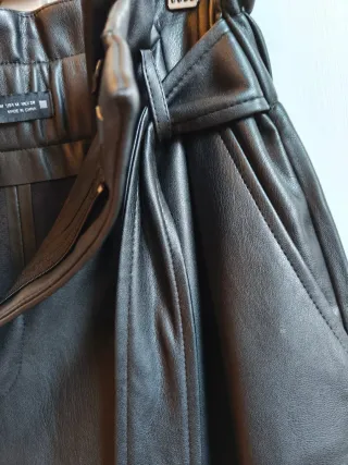Falda pantalón Zara efecto piel negra