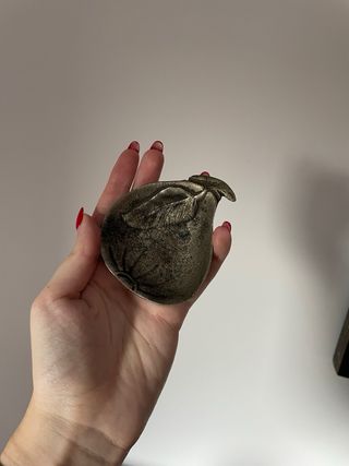 Peça de metal decorativa