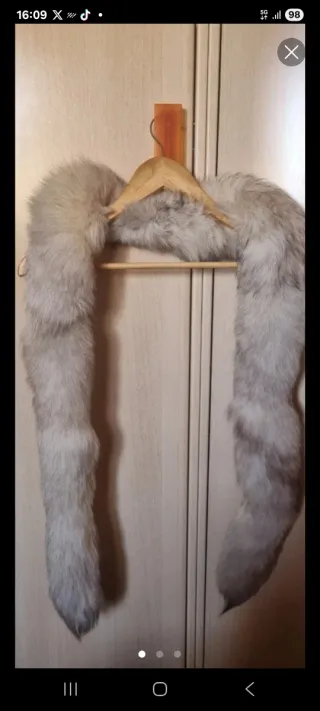 Estola de piel gris y blanca