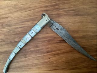 Antigua herramienta de corte con incrustaciones