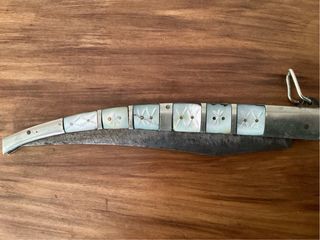 Antigua herramienta de corte con incrustaciones