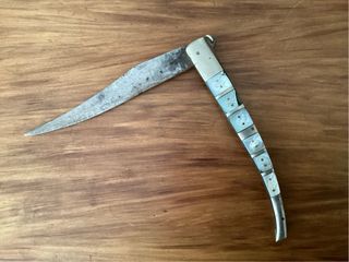 Antigua herramienta de corte con incrustaciones