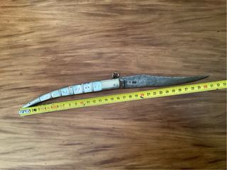 Antigua herramienta de corte con incrustaciones