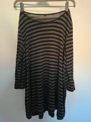 Camisa de rayas negra y gris