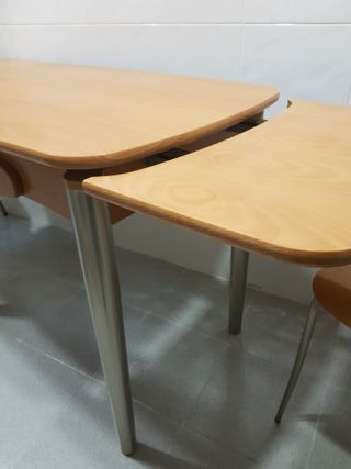 Mesa de cocina en madera peral y 2 sillas a juego