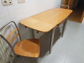 Mesa de cocina en madera peral y 2 sillas a juego