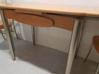 Mesa de cocina en madera peral y 2 sillas a juego