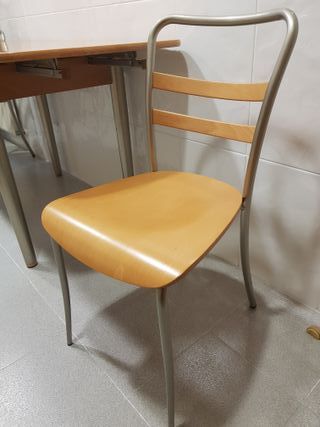 Mesa de cocina en madera peral y 2 sillas a juego