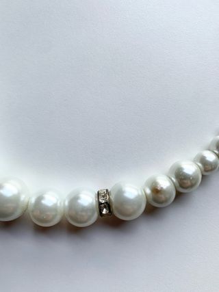 Collar de perlas con detalles plateados