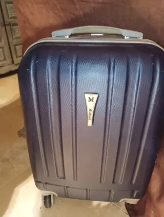 Maleta de cabina azul y plateada