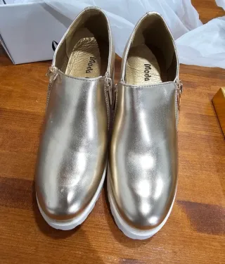 Zapato dorados con cremallera y plataforma