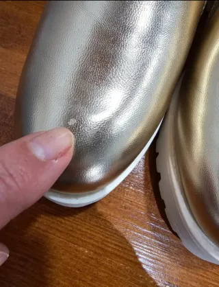 Zapato dorados con cremallera y plataforma