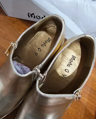 Zapato dorados con cremallera y plataforma