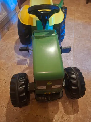 Tractor de pedales John Deere con remolque