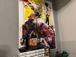 Pack de 34 mangas, 2 figuras, 1 poster