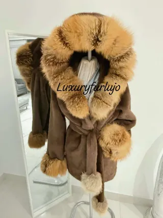 Abrigo de piel con capucha y puños