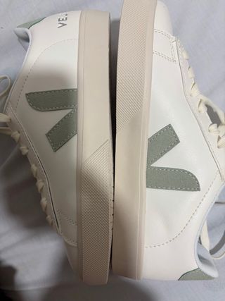 Zapatillas Veja Blancas y Verdes Talla 40