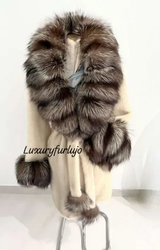 Abrigo de piel beige con cuello y puños de zorr