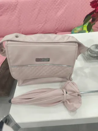 Bolso Bebecar y sombrilla rosa