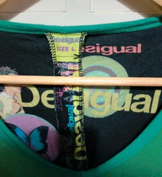Camiseta Desigual verde y multicolor