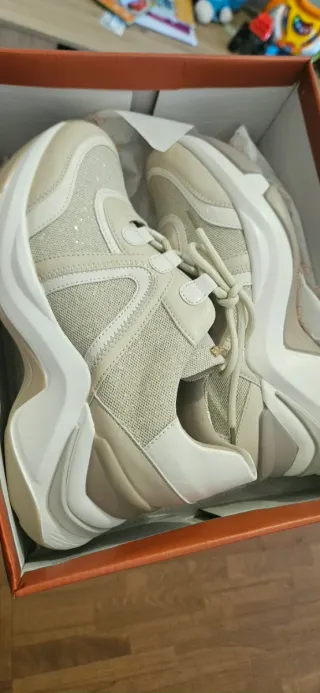 Zapatillas Exé Beige y Blancas sutil brillantes