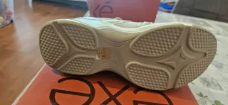 Zapatillas Exé Beige y Blancas sutil brillantes