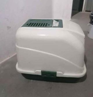 Arenero cubierto para gato