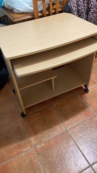 Escritorio con ruedas y bandeja