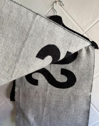 Bufanda Jacquemus Negra y Gris