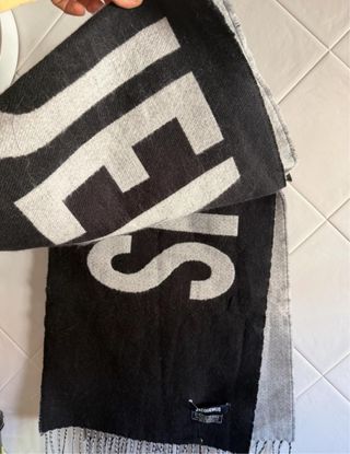 Bufanda Jacquemus Negra y Gris