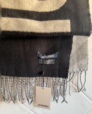 Bufanda Jacquemus Negra y Gris