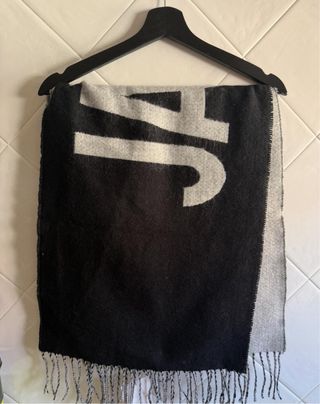 Bufanda Jacquemus Negra y Gris