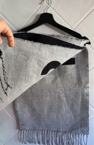 Bufanda Jacquemus Negra y Gris