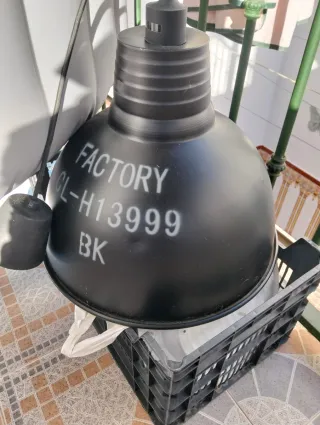 Lámpara negra y plafones blancos