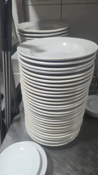 Se venden lote platos y basos