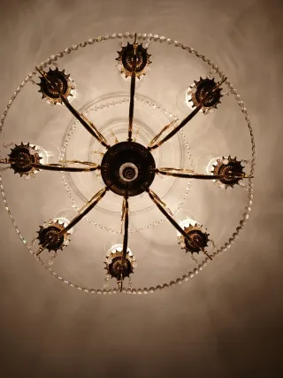 Lámpara de techo dorada con cristales