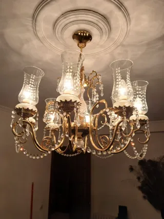 Lámpara de techo dorada con cristales