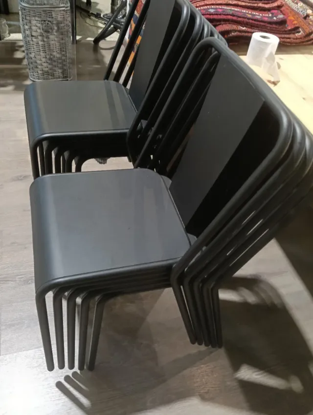 Sillas metálicas negras apilables