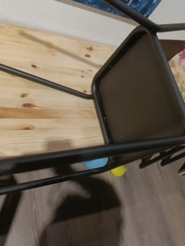 Sillas metálicas negras apilables