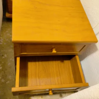 Mesita de noche de madera
