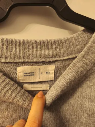 Sudadera gris con lazos dorados