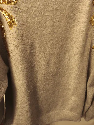 Sudadera gris con lazos dorados